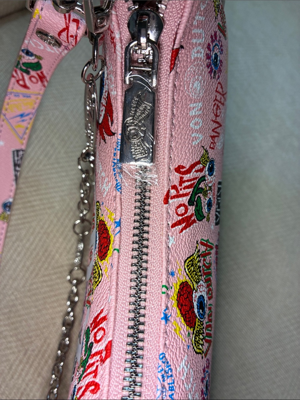 Von Dutch Pink Graphic Logo Shoulder Bag with Chain Detail - Picture 11 of 12